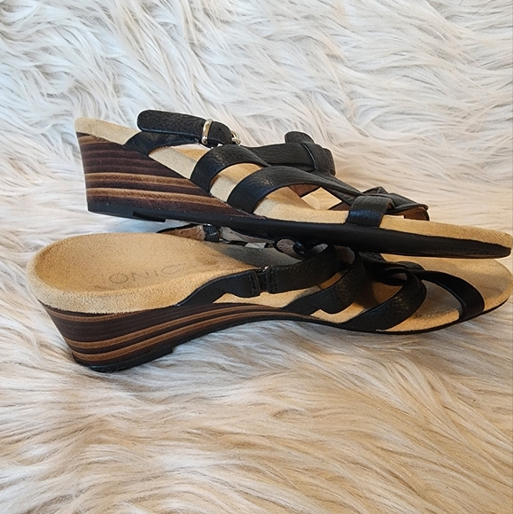 Vionic Black Leather Sandals, Size 6 - Picture 6 of 14